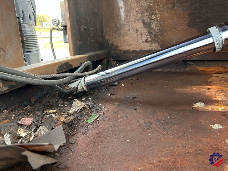 2013-ud-ud3300-s/a-garbage-truck-image-90