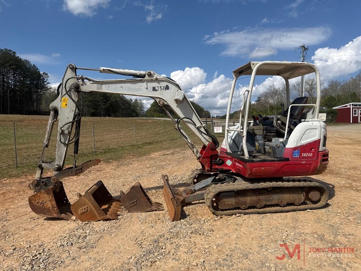 2017-takeuchi-tb240-image-3