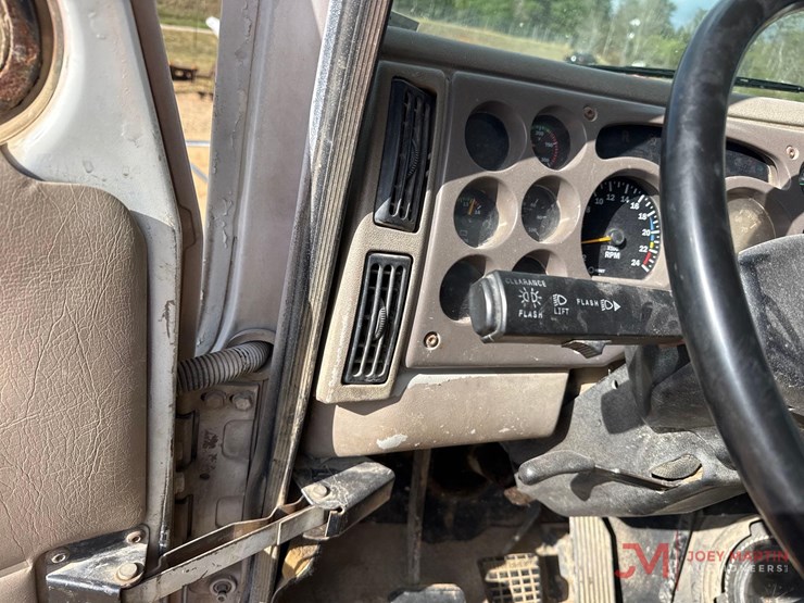 2001-mack-ch613-image-39