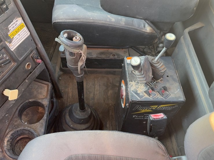 2013-caterpillar-ct660-image-18