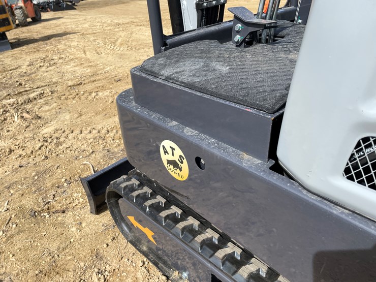 #902-•-new-land-hero-rt15r-mini-excavator-image-19