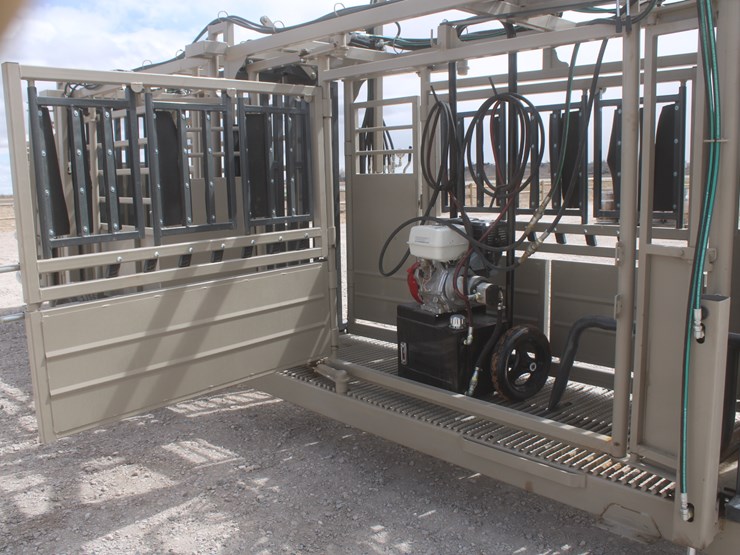 #1083-•-new-circle-t-portable-complete-cattle-processing-system-image-58