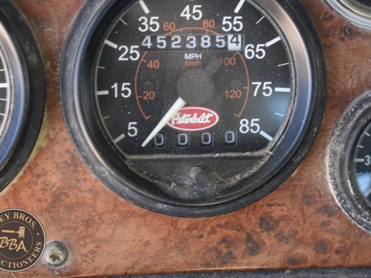 2002-peterbilt-385-image-48