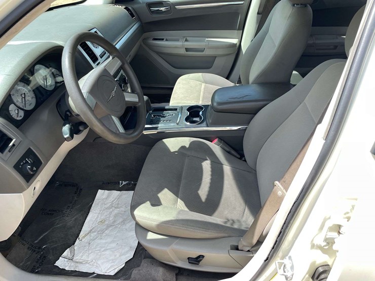 2010-chrysler-300-4-door-sedan-(119,302-miles)-image-10