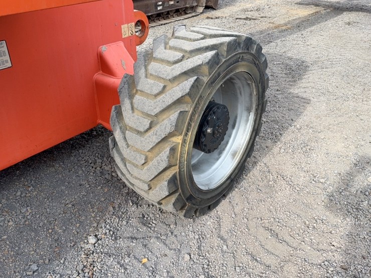 2014-jlg-800s-image-7