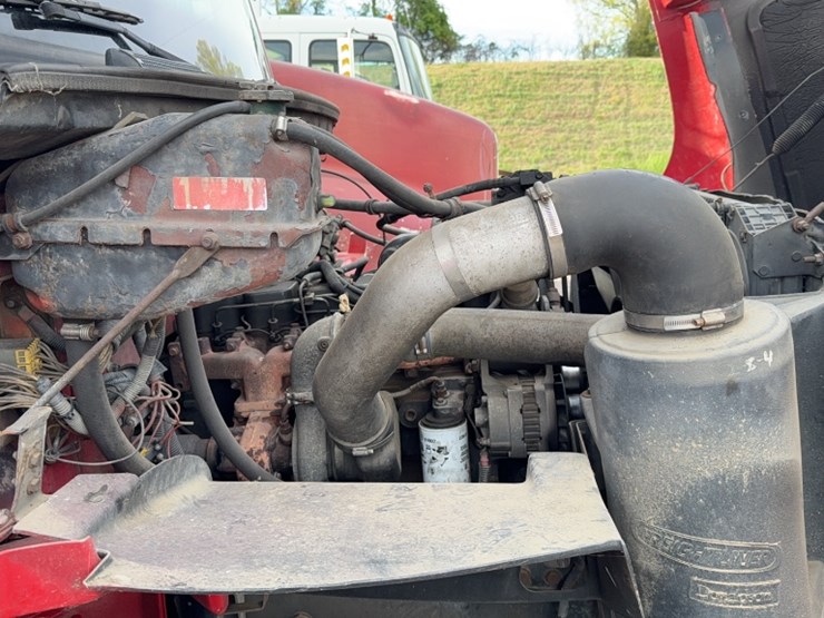 1998-freightliner-fl70-image-22