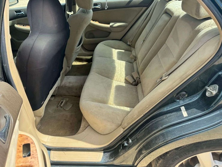 2005-honda-accord-4-door-sedan-(347,973-miles)-image-10