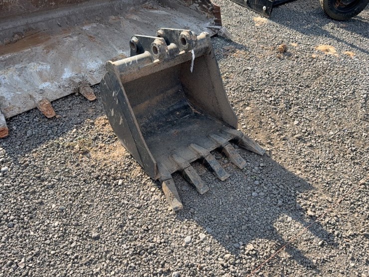 #2060-•-kubota-24"-excavator-bucket-image-2