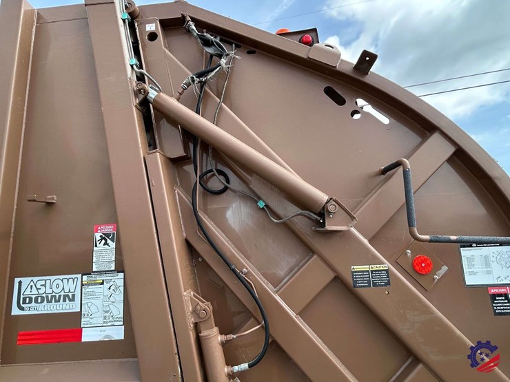 2013-ud-ud3300-s/a-garbage-truck-image-48