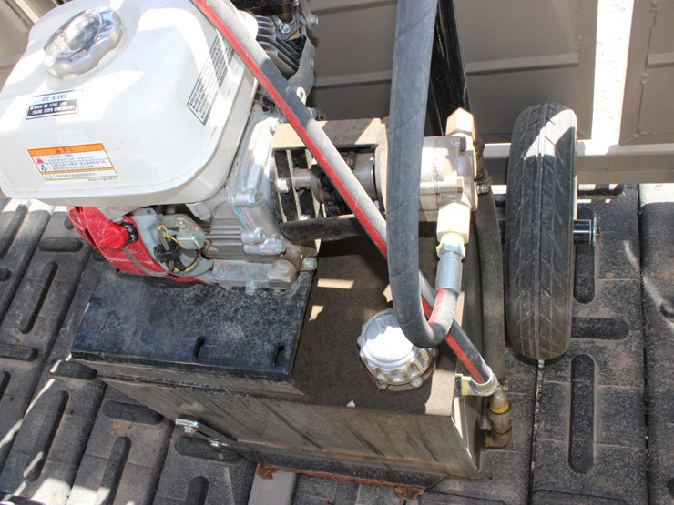 #1085-•-new-circle-t-portable-hydraulic-squeeze-chute-image-26