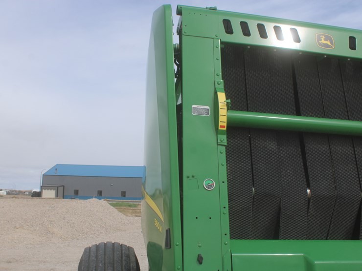 john-deere-560m-image-40