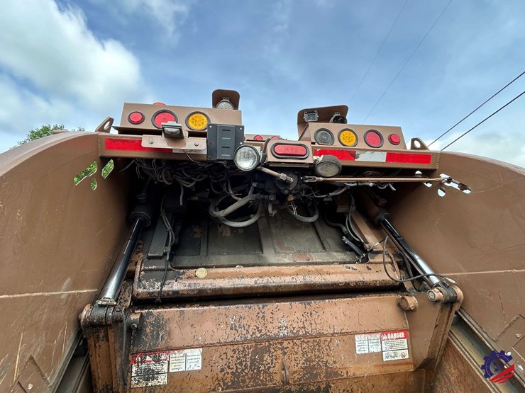 2013-ud-ud3300-s/a-garbage-truck-image-55