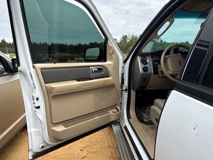 2011-ford-expedition-xlt-image-8