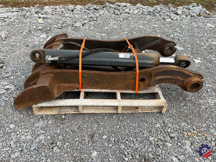 excavator-thumb-w/-hydraulic-cylinder-image-2