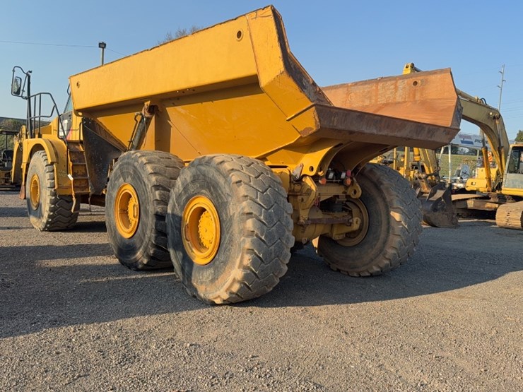 2016-caterpillar-745-image-11