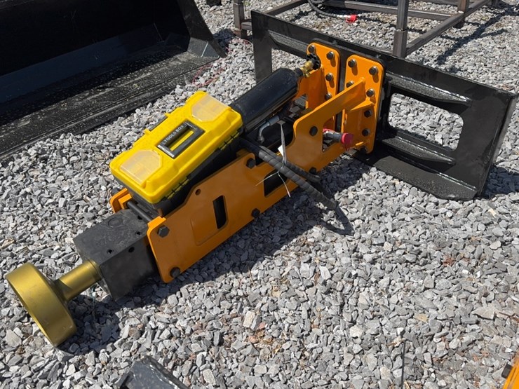 #6061-•-future-skid-steer-hyd-post-driver-image-1