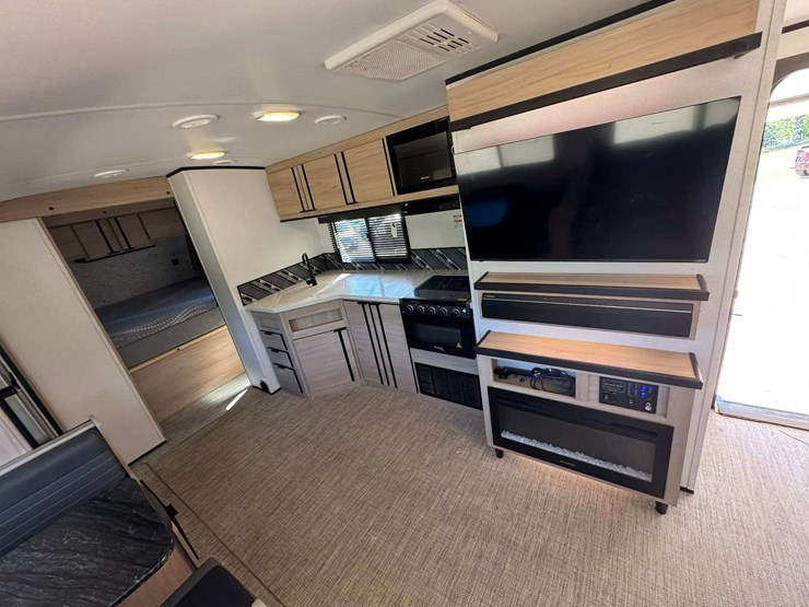 2021-radiance-28bh-bumper-pull-camper---bunks-image-25