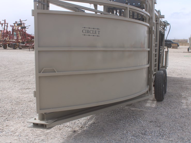 #1083-•-new-circle-t-portable-complete-cattle-processing-system-image-49