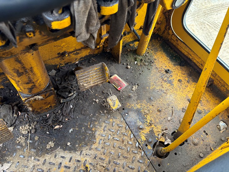 caterpillar-12-image-30