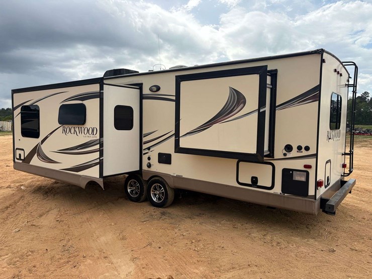 2015-rockwood-2608ws-travel-trailer-image-2