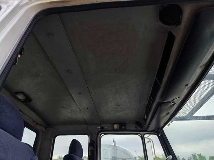 2001-freightliner-fl70-image-14