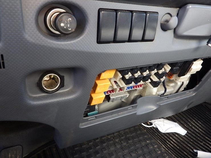 2010-isuzu-npr-image-26