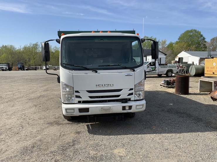 2017-isuzu-nqr-image-2