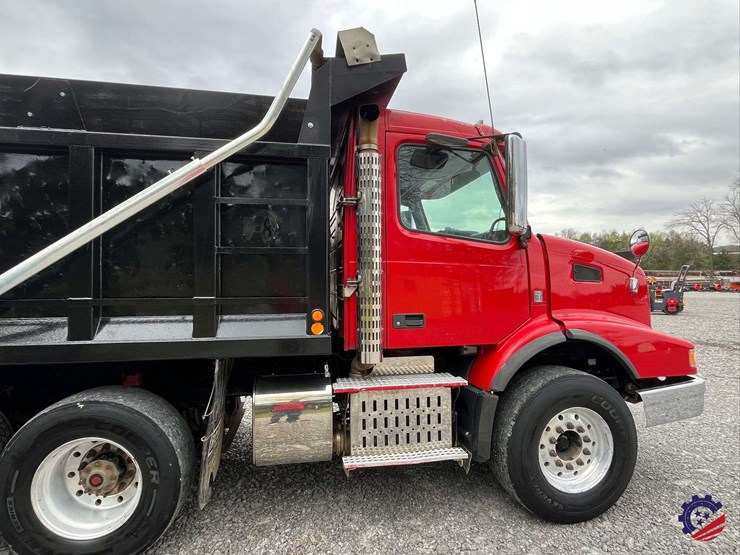 2011-volvo-truck-vhd-tri-axle-dump-truck-image-42