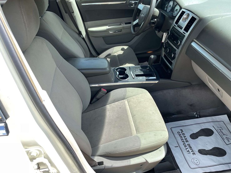 2010-chrysler-300-4-door-sedan-(119,302-miles)-image-18