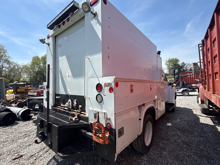 2009-gmc-5500-image-6