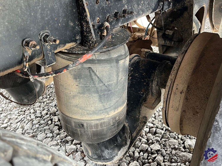 2011-volvo-truck-vhd-tri-axle-dump-truck-image-47