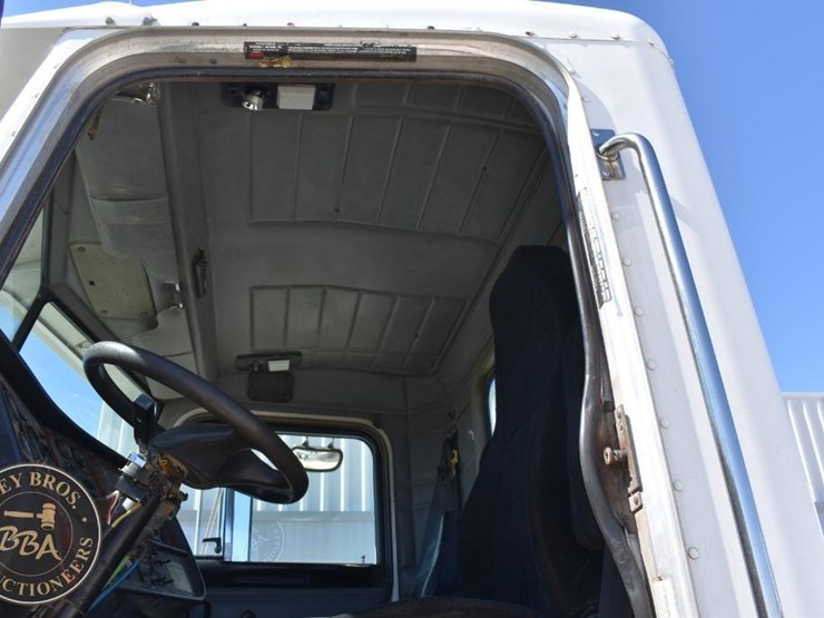 2002-peterbilt-385-image-40