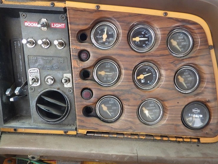 1984-ford-9000-image-33