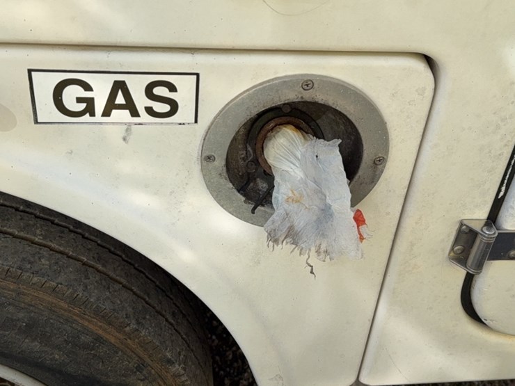 2004-gmc-5500-image-19