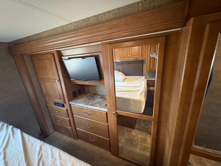 2014-ford-f-53-motorhome-image-27