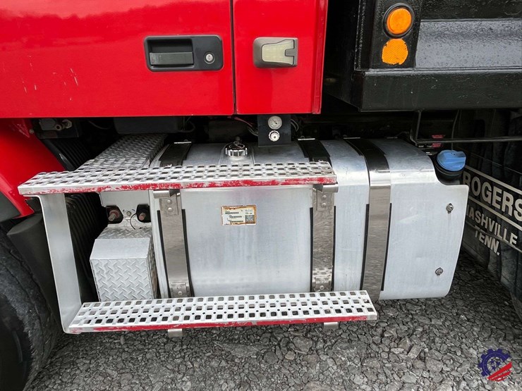 2011-volvo-truck-vhd-tri-axle-dump-truck-image-27