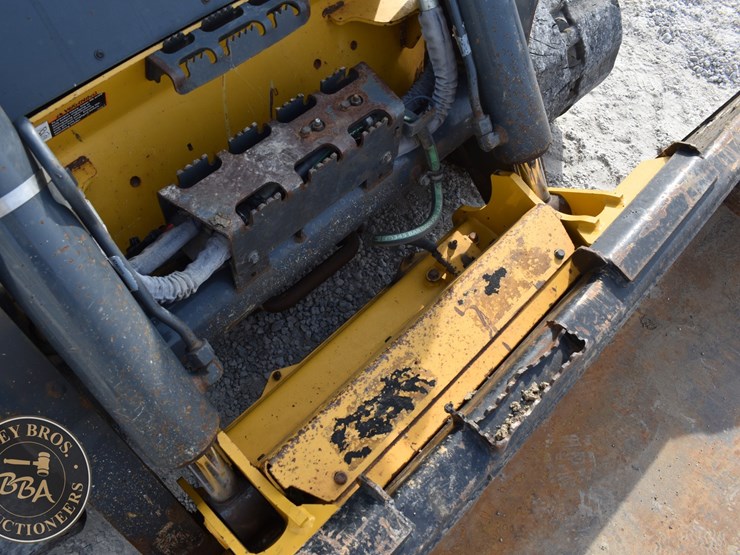 2021-deere-333g-image-16