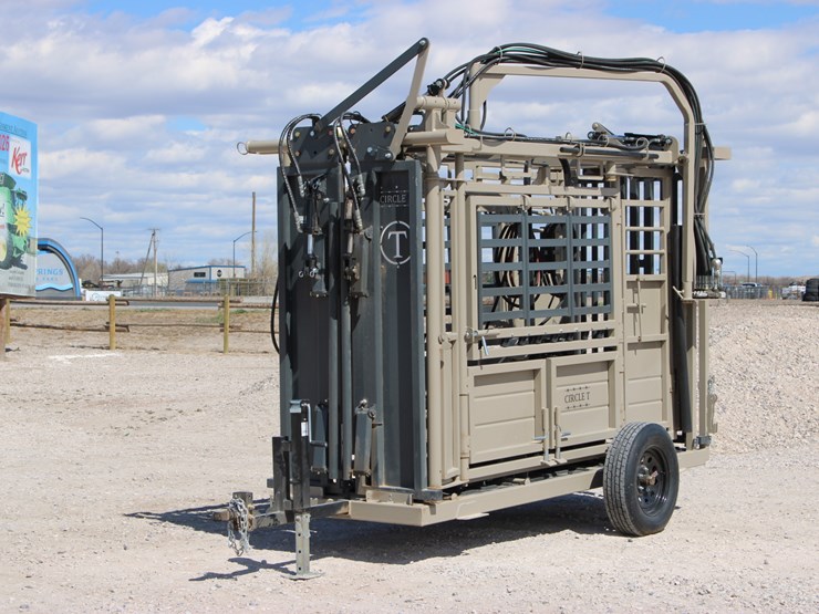 #1085-•-new-circle-t-portable-hydraulic-squeeze-chute-image-2