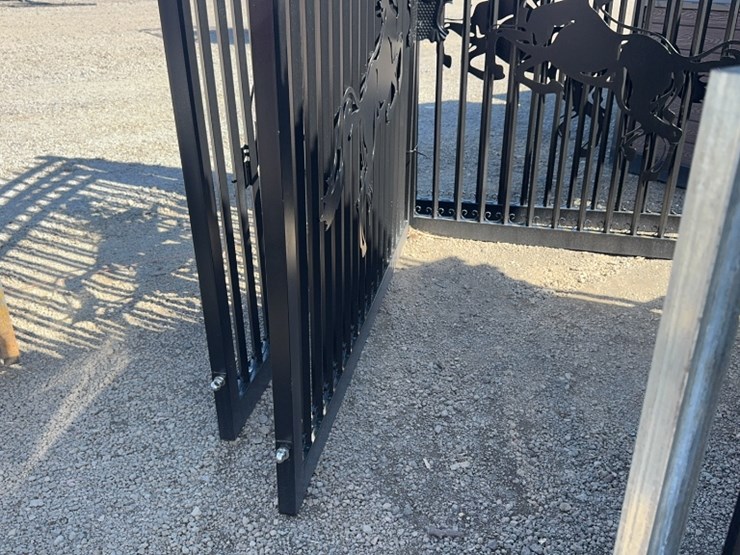 #1087-•-14'-bi-parting-wrought-iron-gate-w/-horse-scene-image-3