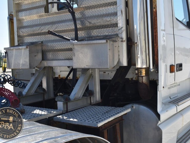 1999-volvo-vnl64t300-image-28