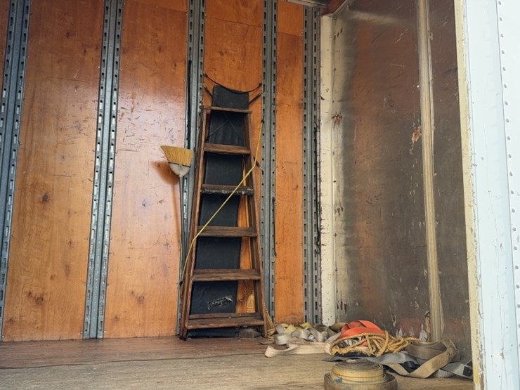 1998-freightliner-fl70-image-10