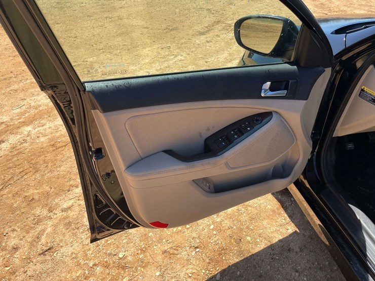 2015-kia-optima-4-door-sedan-(87,692-miles)-image-9