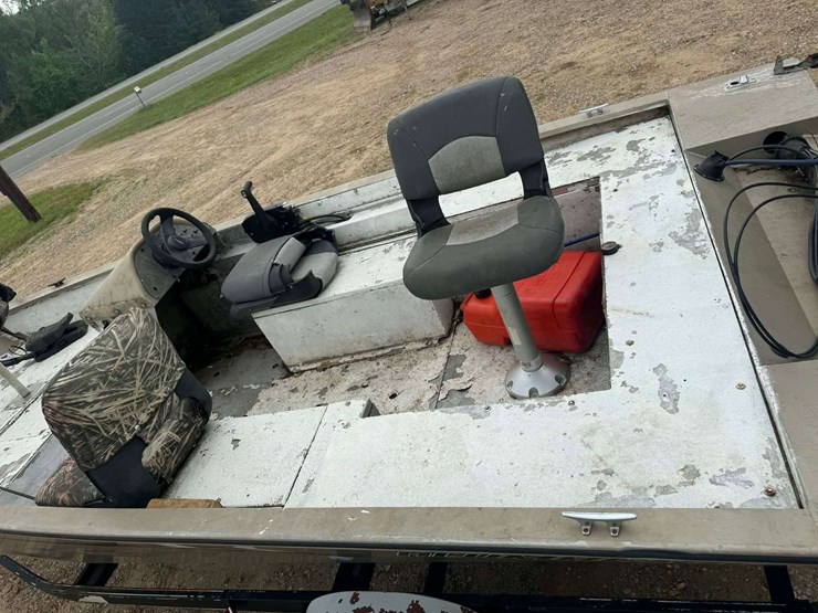 2003-alumacraft-crappie-pro-w/mariner-magnum-40-motor-image-16