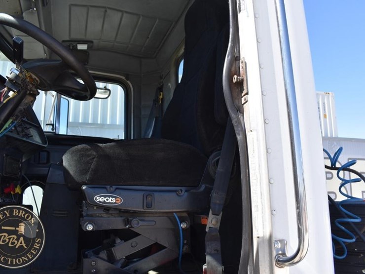 2002-peterbilt-385-image-39