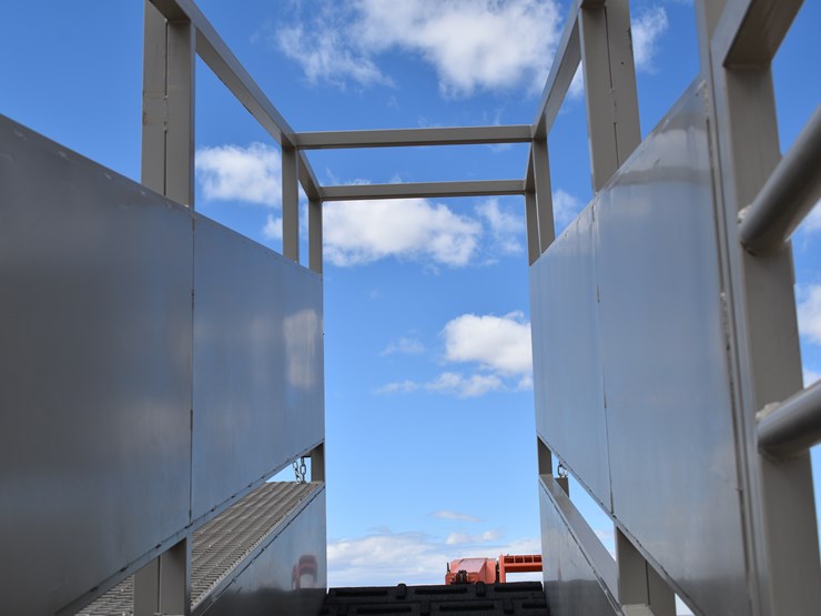 #1084-•-new-circle-t-portable-loading-chute-with-catwalk-image-24