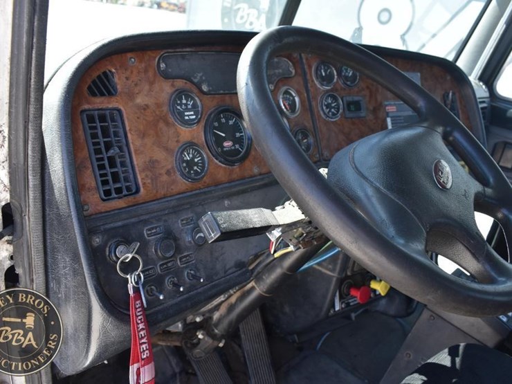 2002-peterbilt-385-image-43
