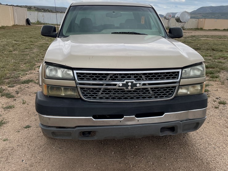 #4006-•-2005-chevy-crew-cab-truck-(az-title)-image-3