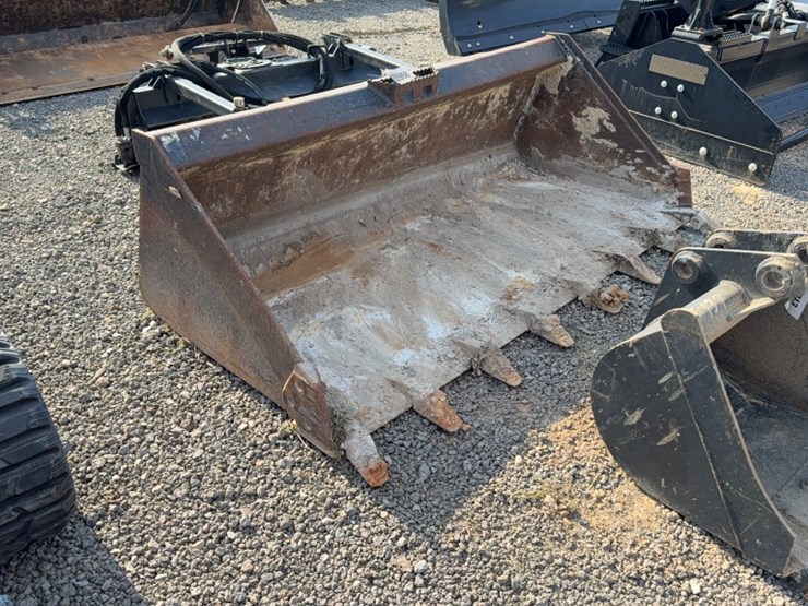 #2061-•-74"-skid-steeer-tooth-bucket-image-2