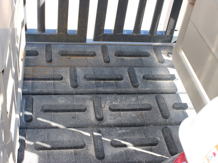 #1085-•-new-circle-t-portable-hydraulic-squeeze-chute-image-30