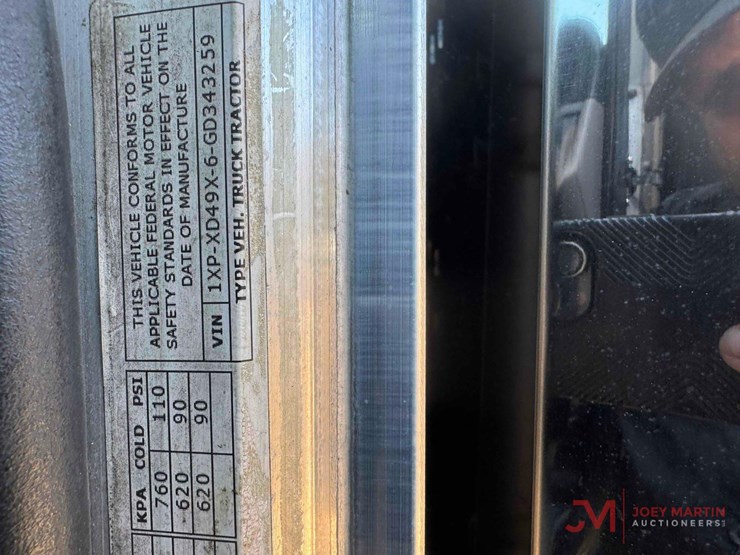 2015-peterbilt-389-image-25